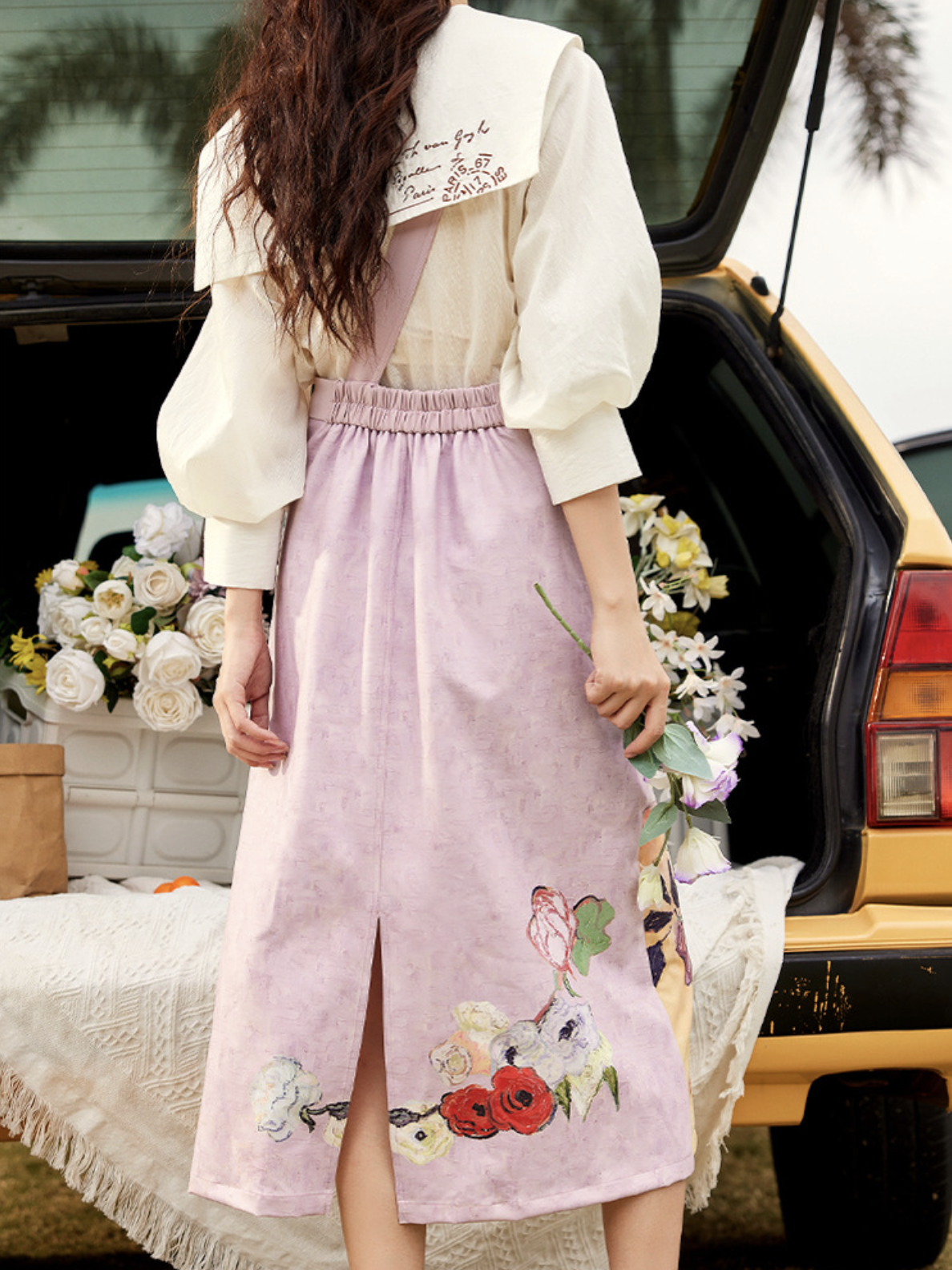 バラとアネモネのある日本の花瓶とアルルの寝室のストラップスカート