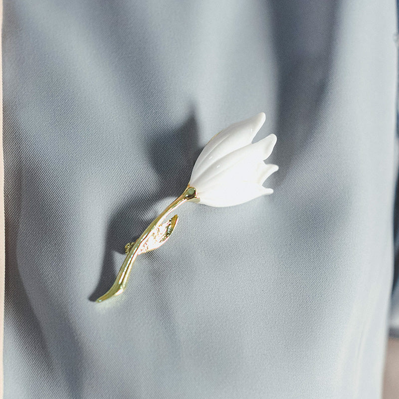 蝶ネクタイと白花のヴィンテージブローチ