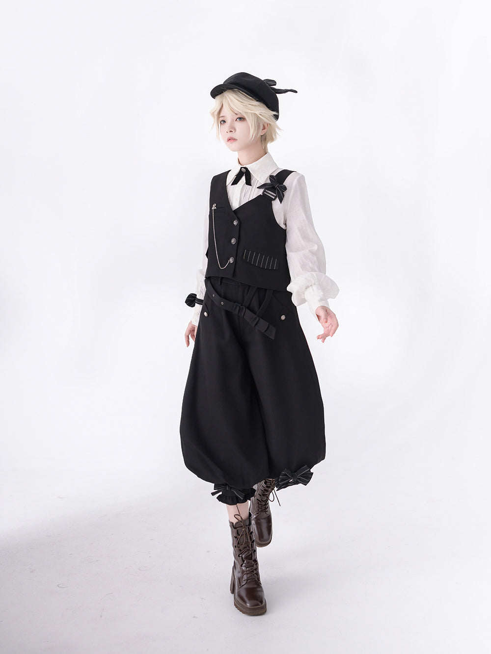 黒の執事のリボンベストとクロップドパンツとプリーツブラウス