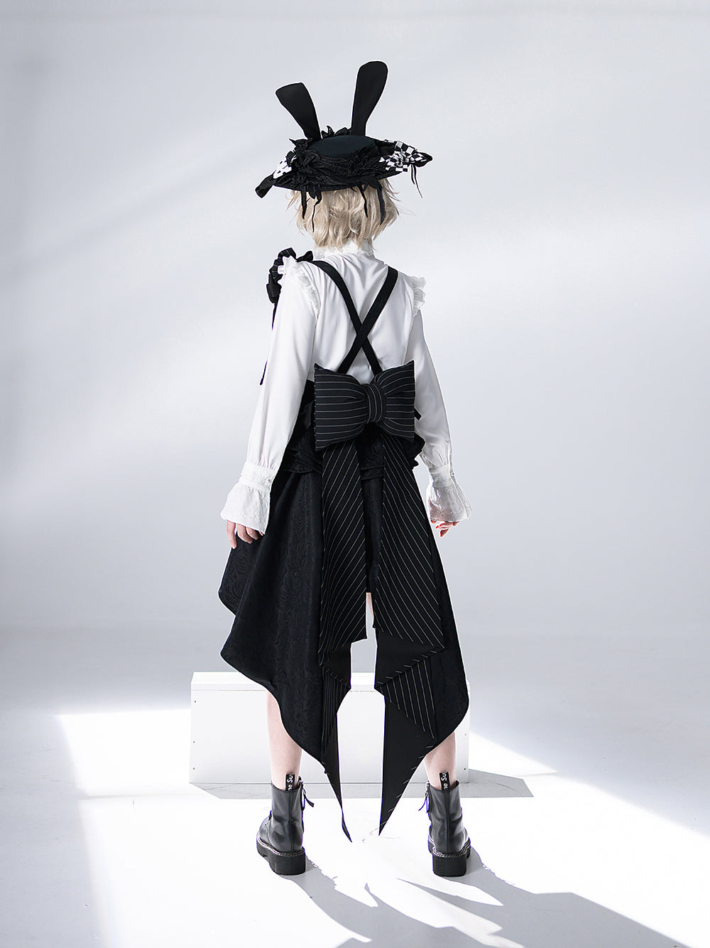 公爵騎士のジャガードコルセットと刺繍ブラウスとストライプハーフパンツとストライプバックリボンとリボンブローチと帽子[2023年7月中旬発送予定]