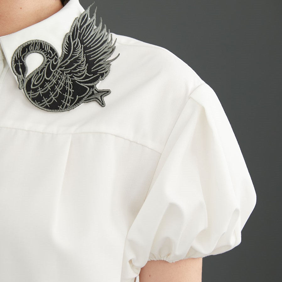黒い白鳥の襟装飾ブラウス