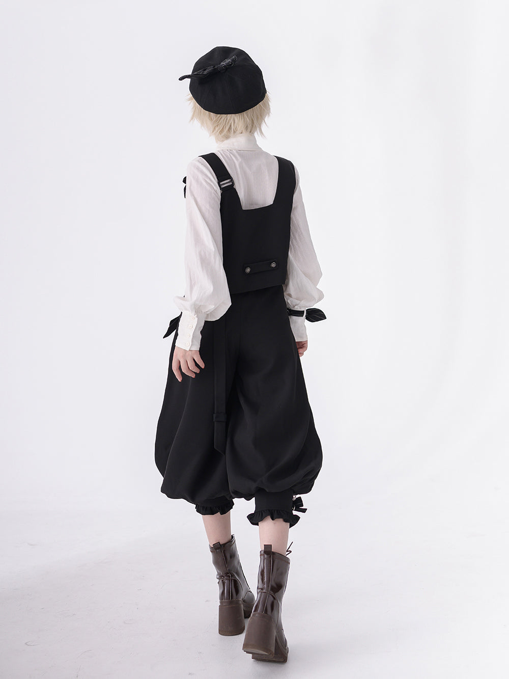 黒の執事のリボンベストとクロップドパンツとプリーツブラウス