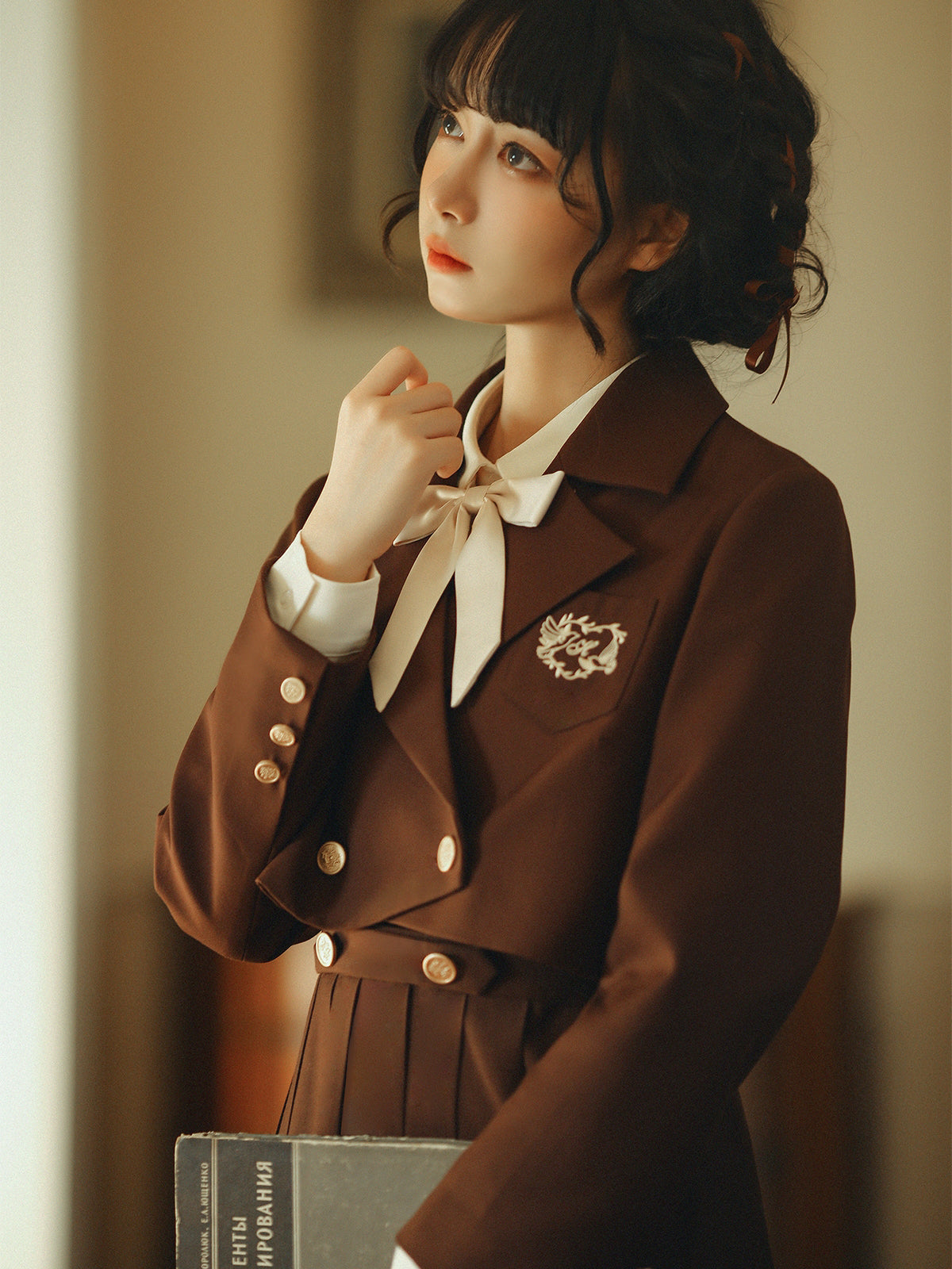 焦茶の文学少女クラシカルジャンパースカートとショートジャケットとブラウス