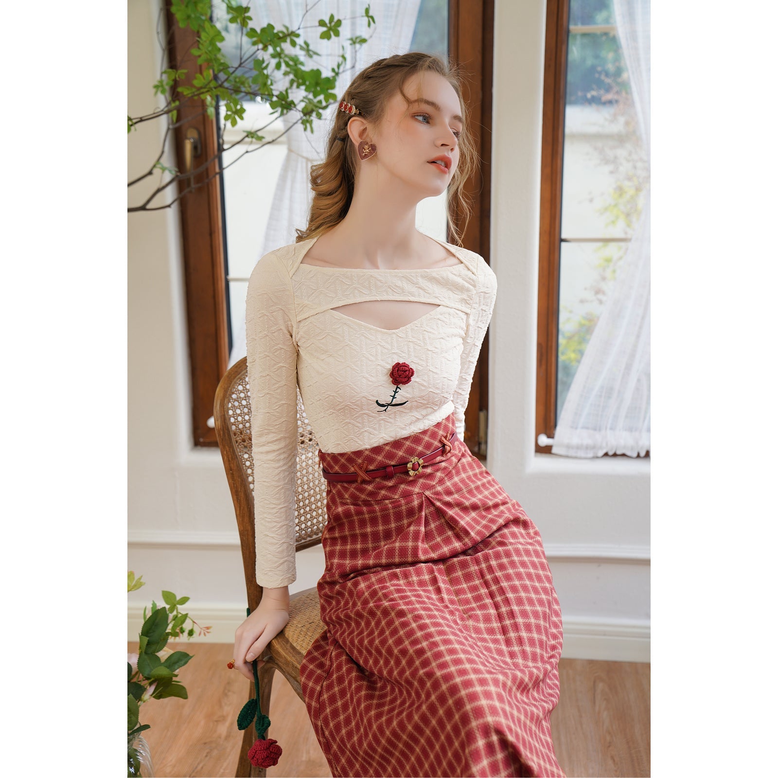 薔薇の花びら刺繍トップスと茜色格子縞スカート