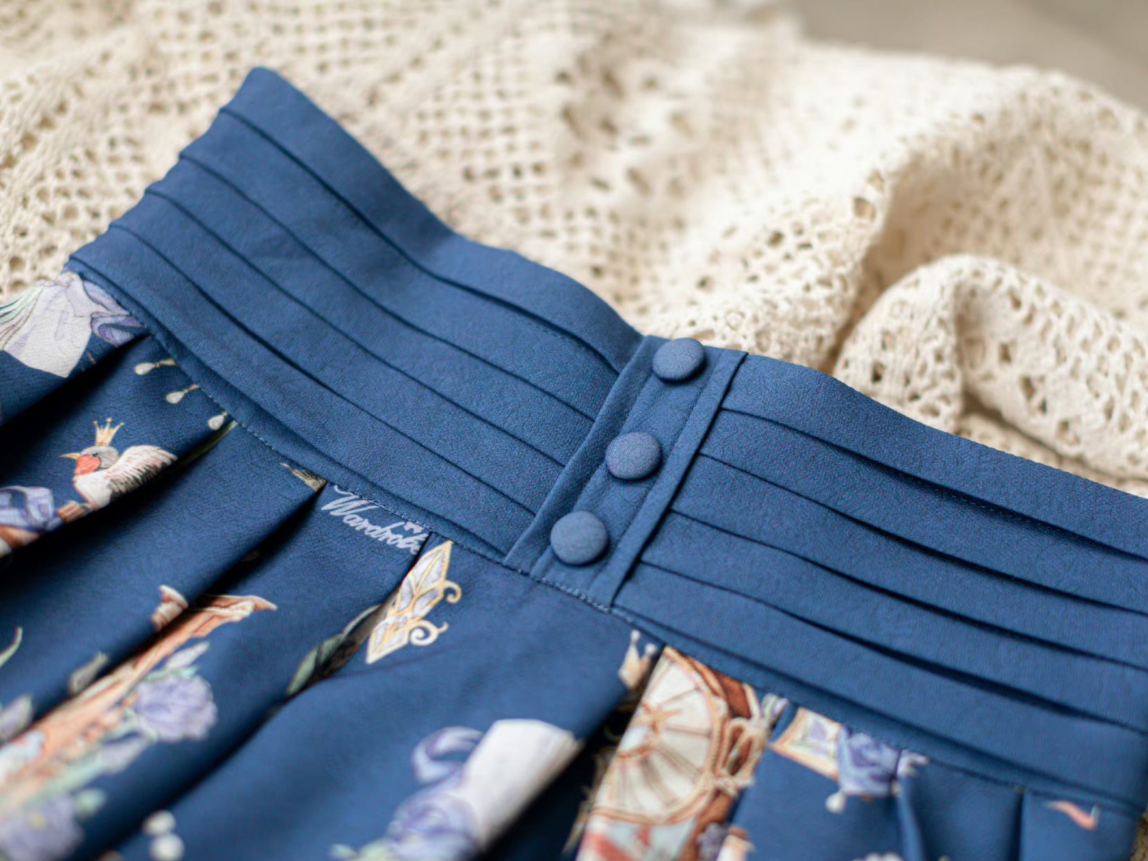 Western clock corset skirt and high neck ribbon blouse (Navy