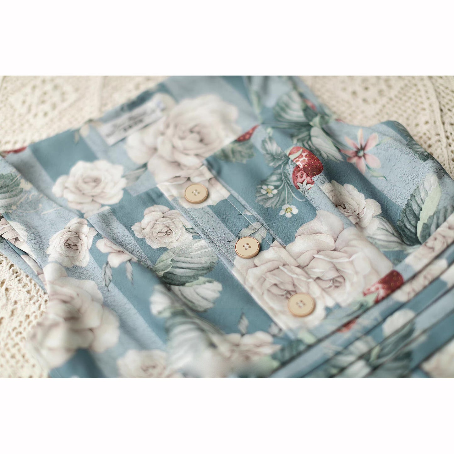 白薔薇と苺の水彩画ジャンパースカートとハイネックリボンブラウス