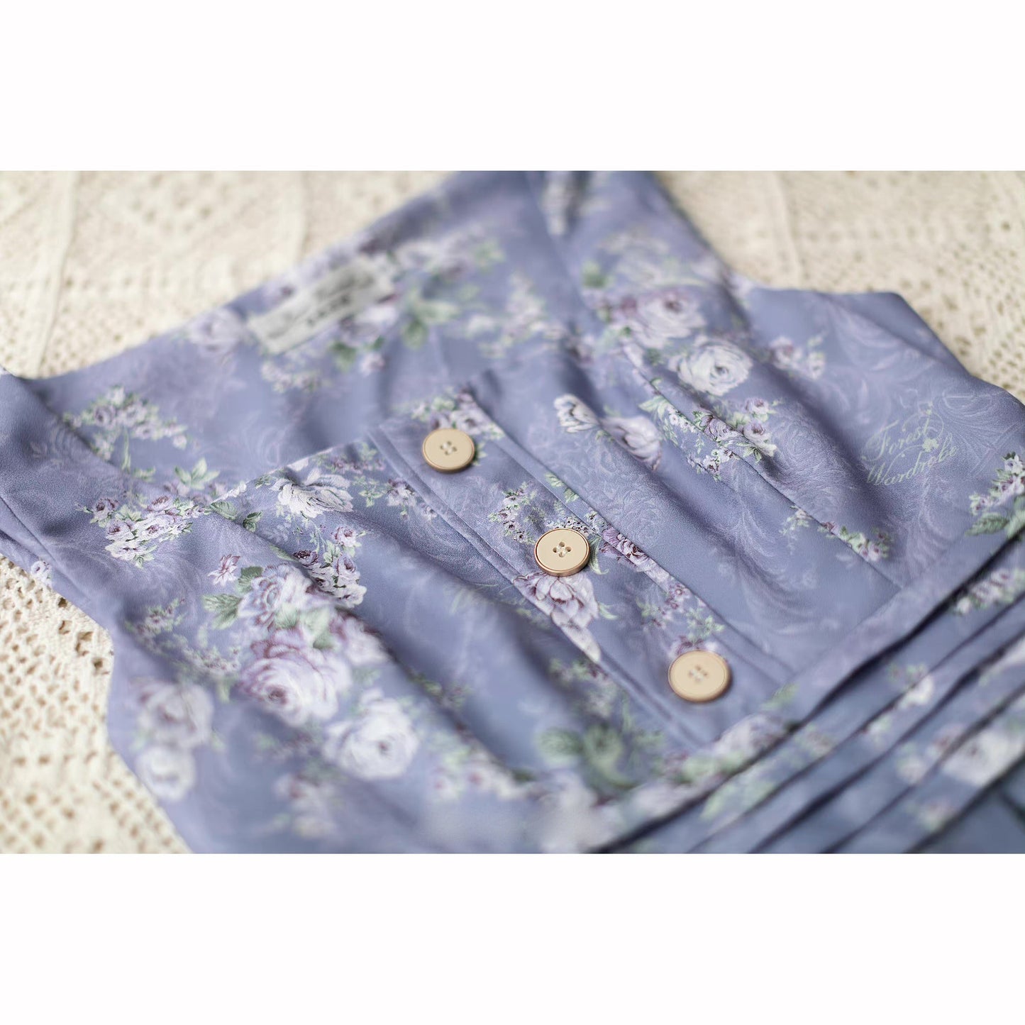 青藤の薔薇の水彩画ジャンパースカートとハイネックリボンブラウス