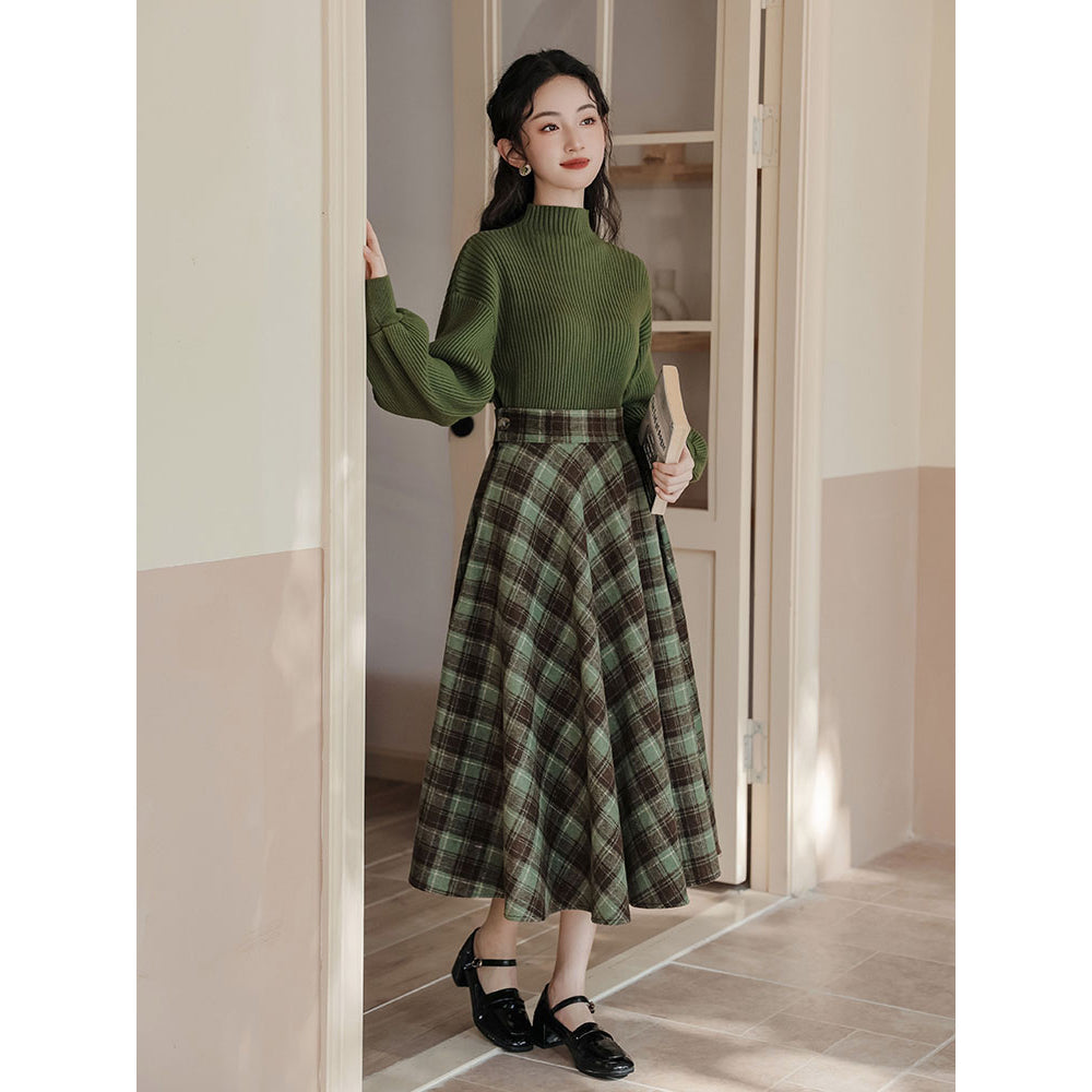 茶緑の格子柄レトロスカートとハイネックセーター