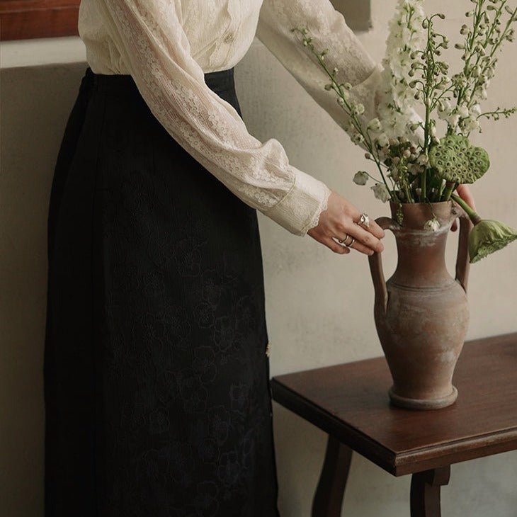 Embossed flower side slit black straight skirt