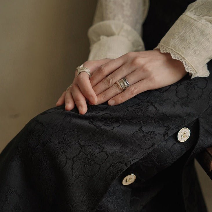 Embossed flower side slit black straight skirt