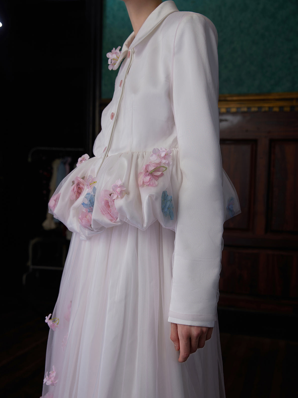桜色の花びら刺繍ジャケットとロングコクーンスカート