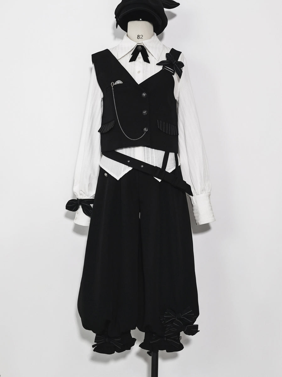 黒の執事のリボンベストとクロップドパンツとプリーツブラウス