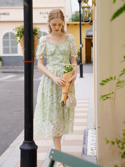 白緑の森に咲く花刺繍ワンピース