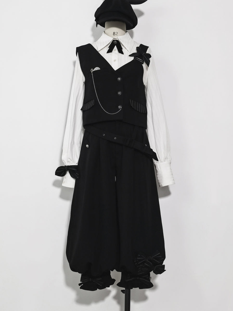 黒の執事のリボンベストとクロップドパンツとプリーツブラウス