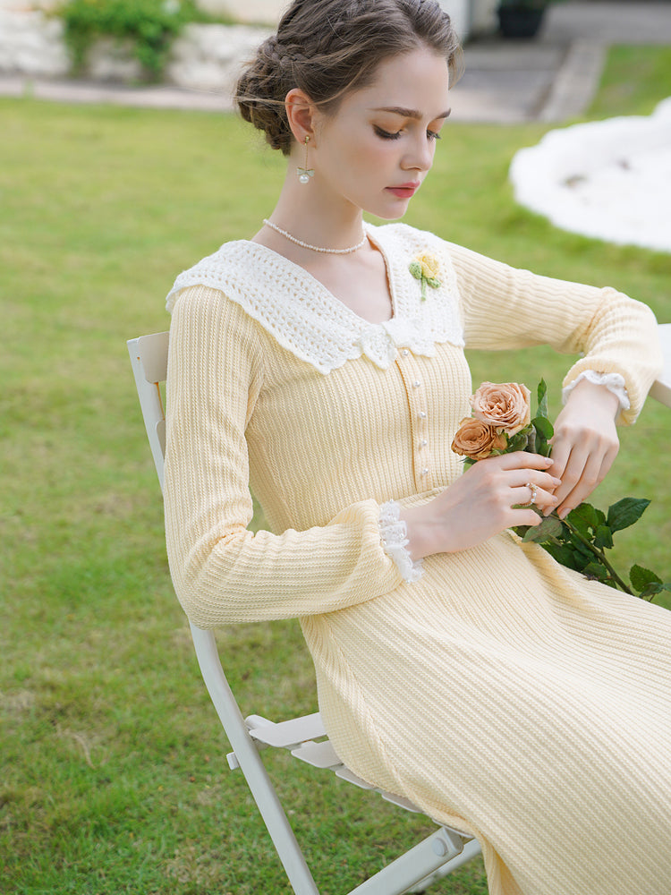 淡黄色の花刺繍ニットワンピース