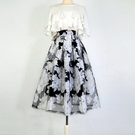 黒白の花柄刺繍ヘップバーンスカート