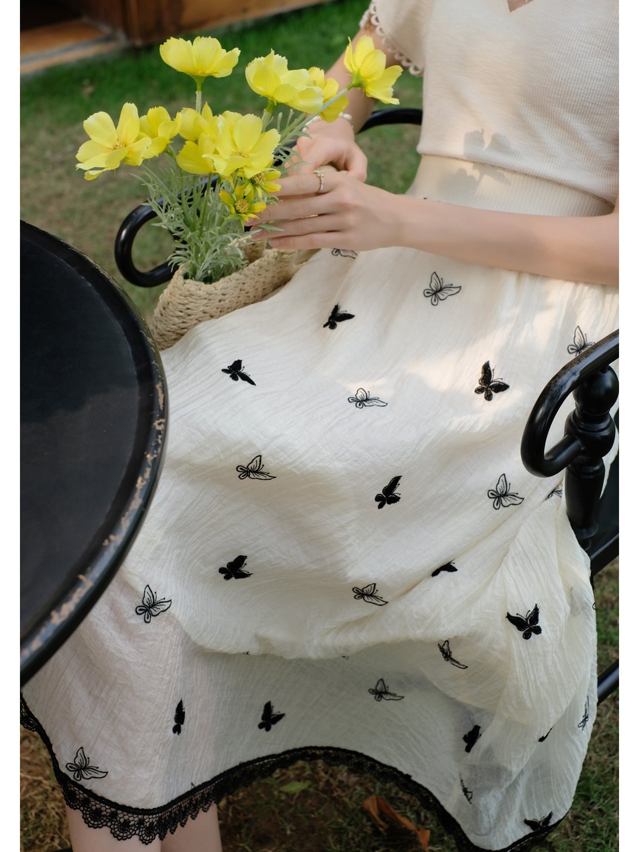 漆黒の蝶の刺繍ハイウエストスカート