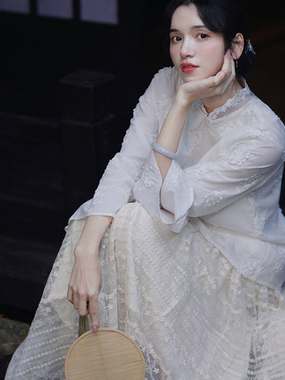 純白の花刺繍チャイナトップスと花柄刺繍スカート