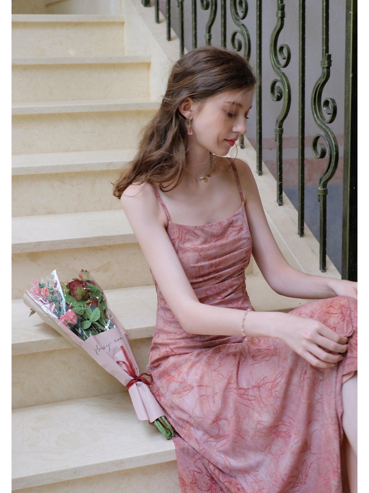 薔薇色の花刺繍ストラップワンピースとシフォンカーディガン