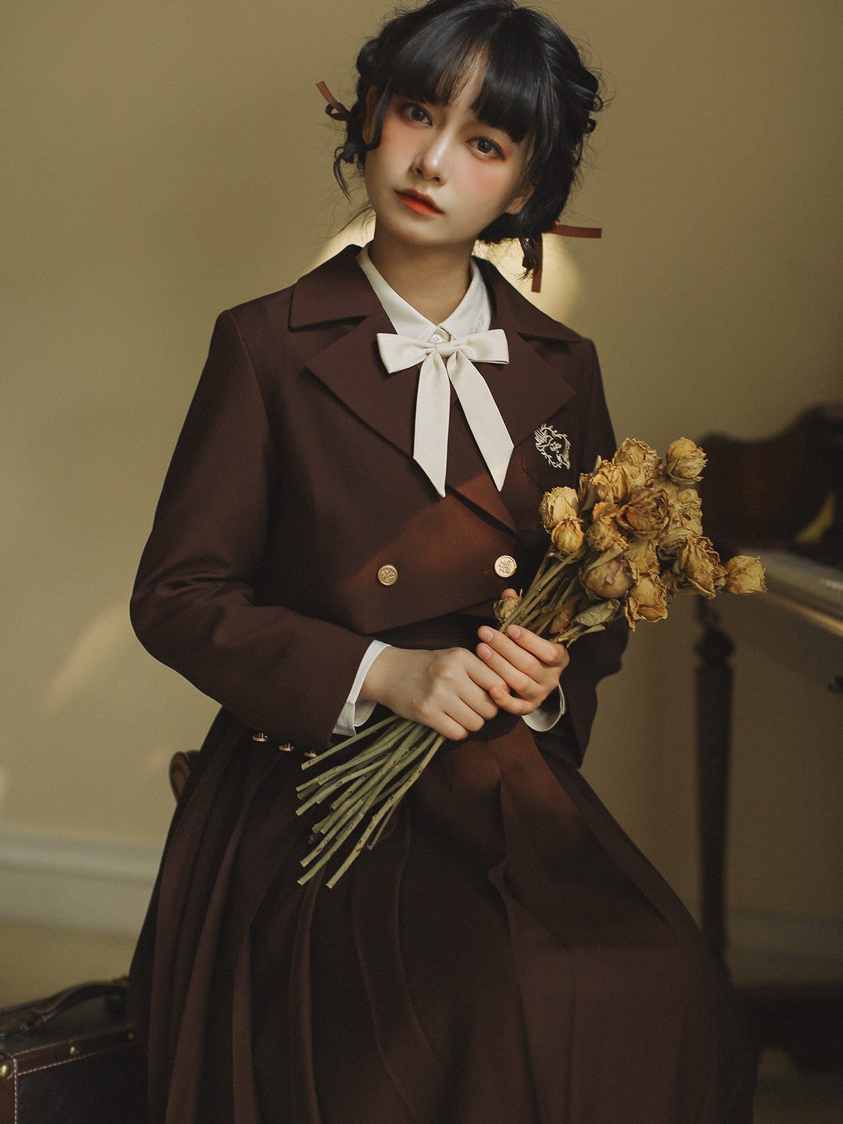 焦茶の文学少女クラシカルジャンパースカートとショートジャケットとブラウス