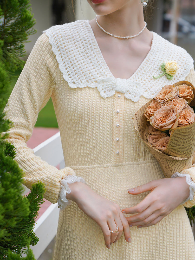 淡黄色の花刺繍ニットワンピース