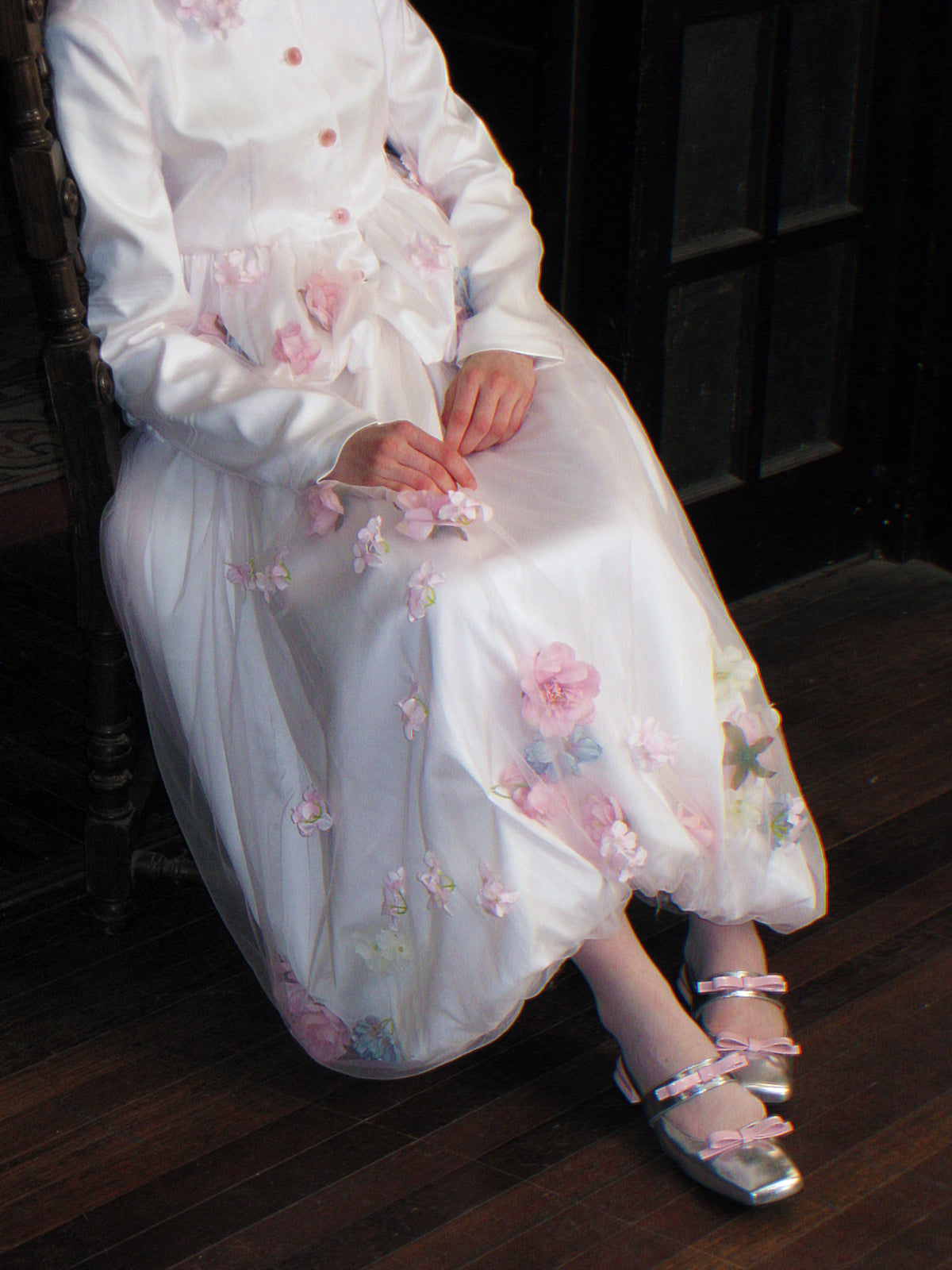 桜色の花びら刺繍ジャケットとロングコクーンスカート