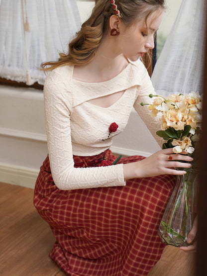 薔薇の花びら刺繍トップスと茜色格子縞スカート