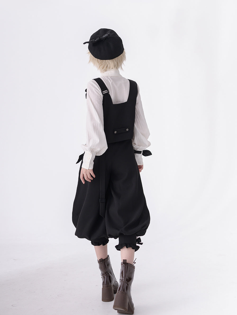 黒の執事のリボンベストとクロップドパンツとプリーツブラウス