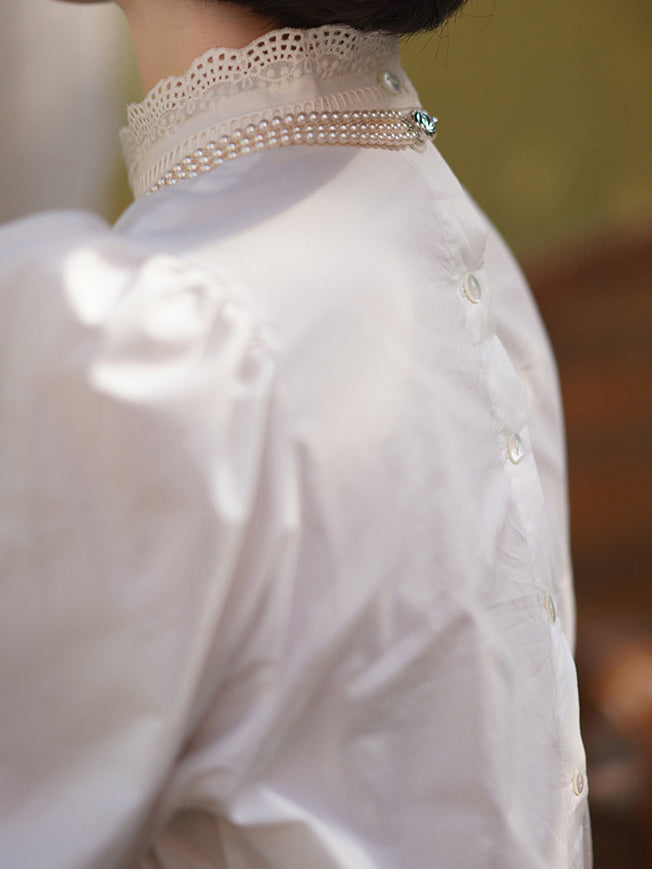 純白の王妃の刺繍ハイネックブラウス