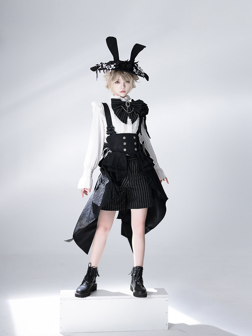 公爵騎士のジャガードコルセットと刺繍ブラウスとストライプハーフパンツとストライプバックリボンとリボンブローチと帽子[2023年7月中旬発送予定]