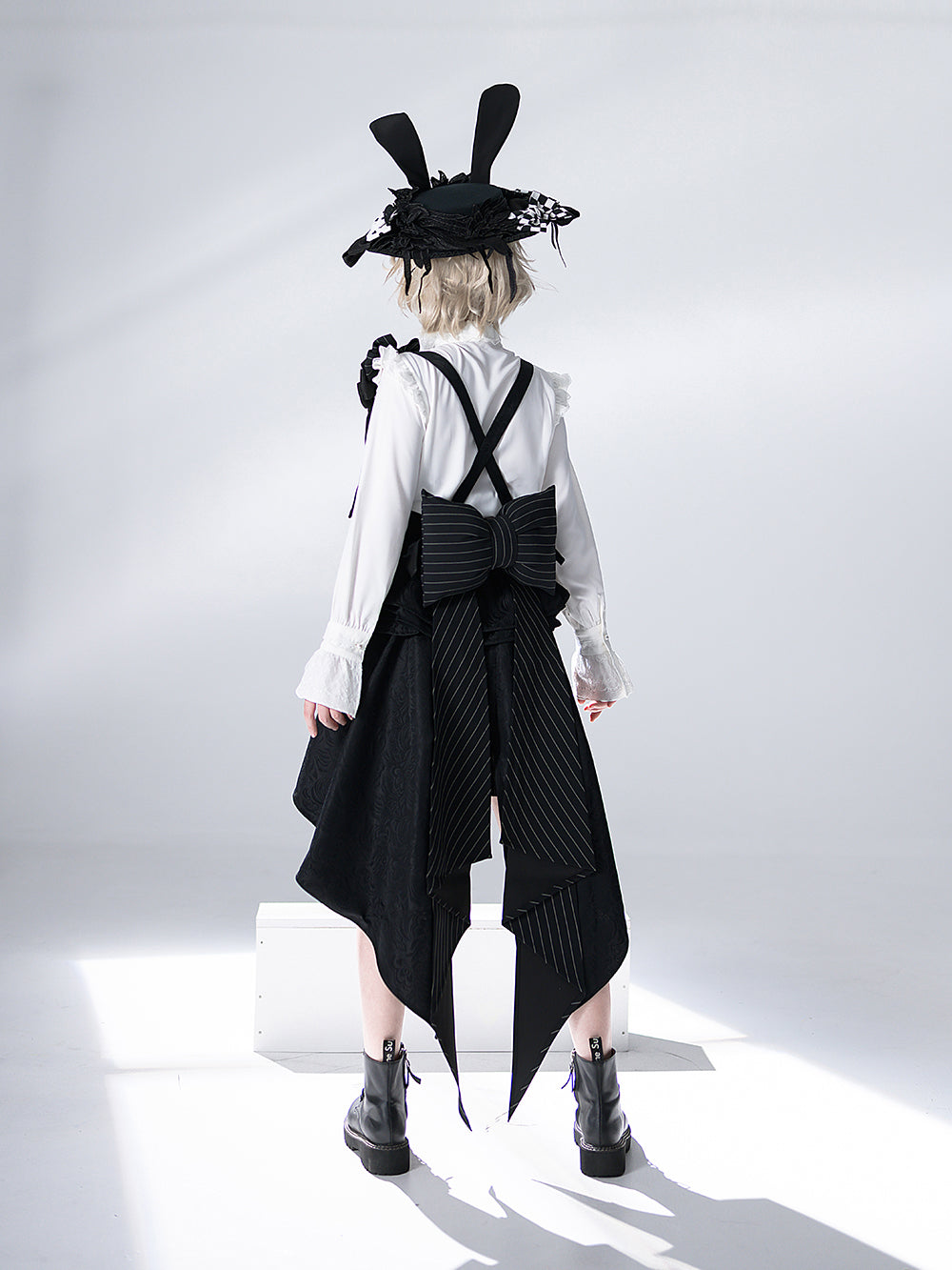 公爵騎士のジャガードコルセットと刺繍ブラウスとストライプハーフパンツとストライプバックリボンとリボンブローチと帽子[2023年7月中旬発送予定]