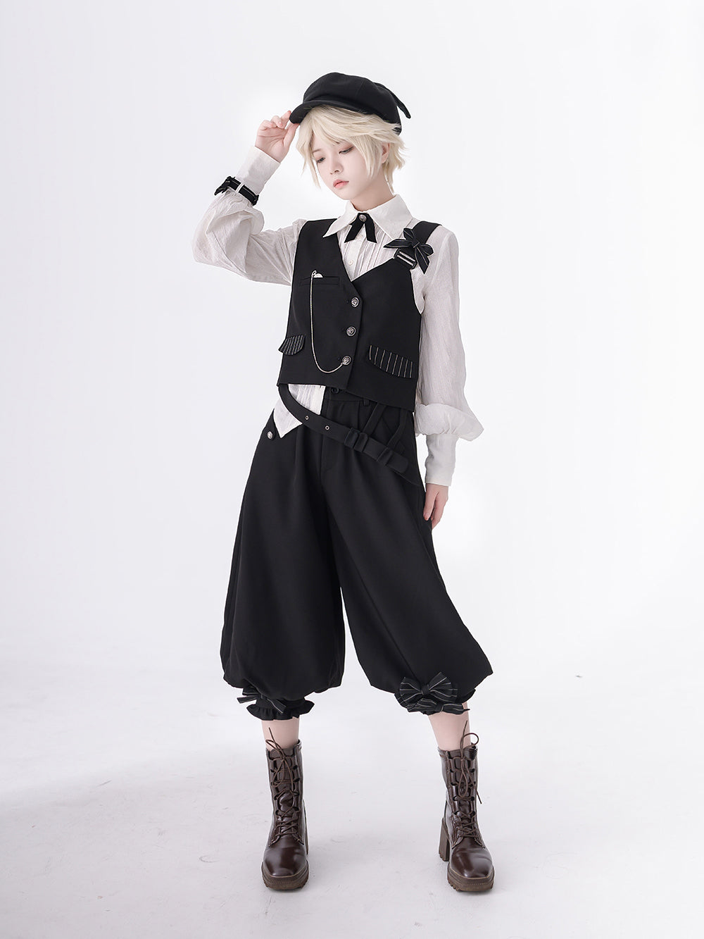 黒の執事のリボンベストとクロップドパンツとプリーツブラウス