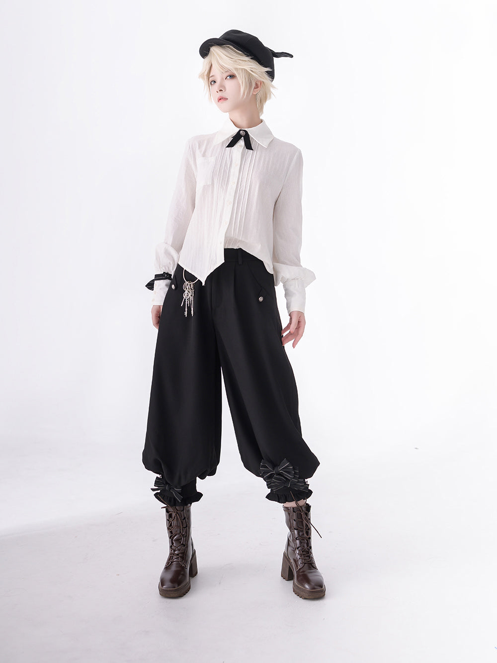 黒の執事のリボンベストとクロップドパンツとプリーツブラウス