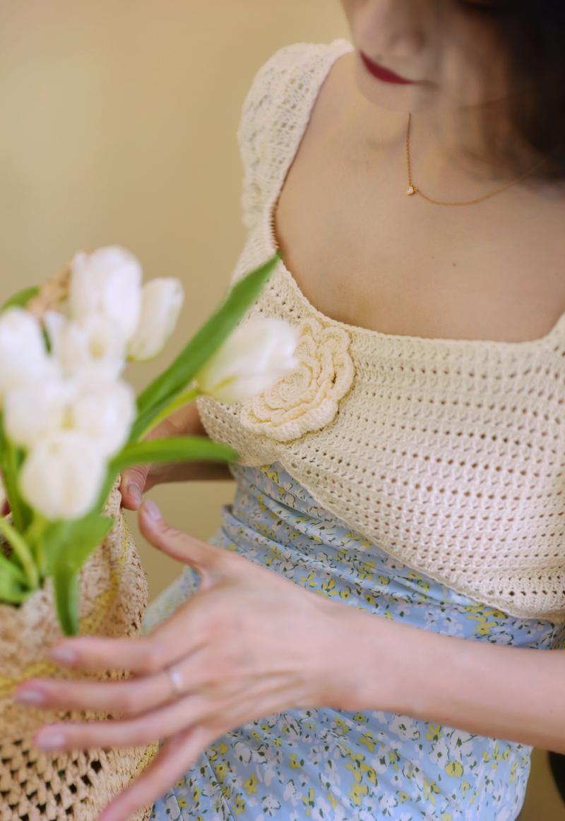 薄花色の花柄パッチワークニットワンピース