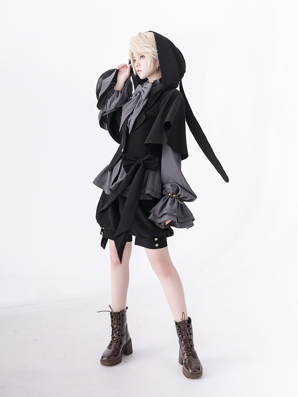 黒兎のお嬢様のフードジャケットとリボンブラウスとハーフパンツ[2023年7月中旬発送予定]