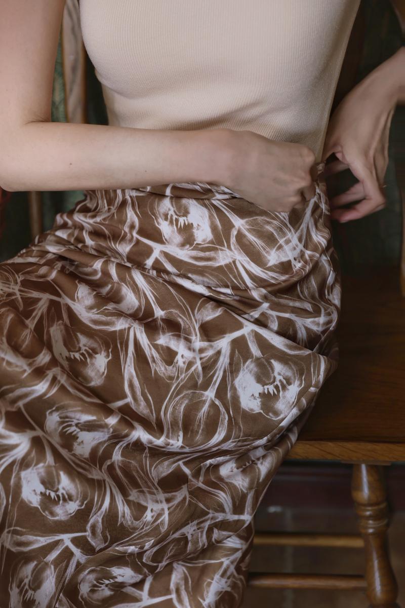 鬱金香の油彩画スリムスカート