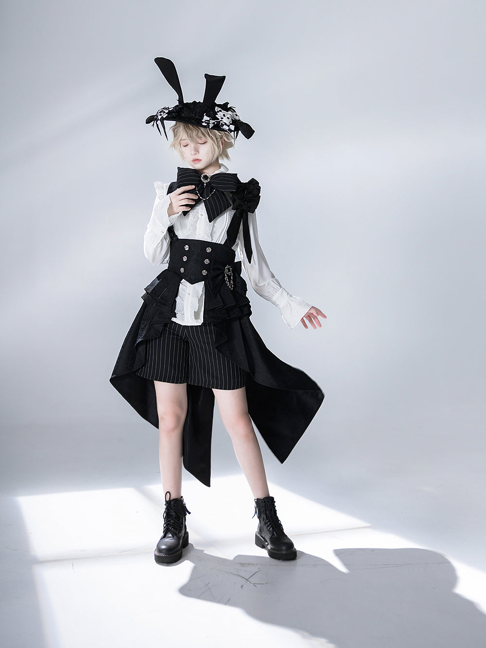 公爵騎士のジャガードコルセットと刺繍ブラウスとストライプハーフパンツとストライプバックリボンとリボンブローチと帽子[2023年7月中旬発送予定]