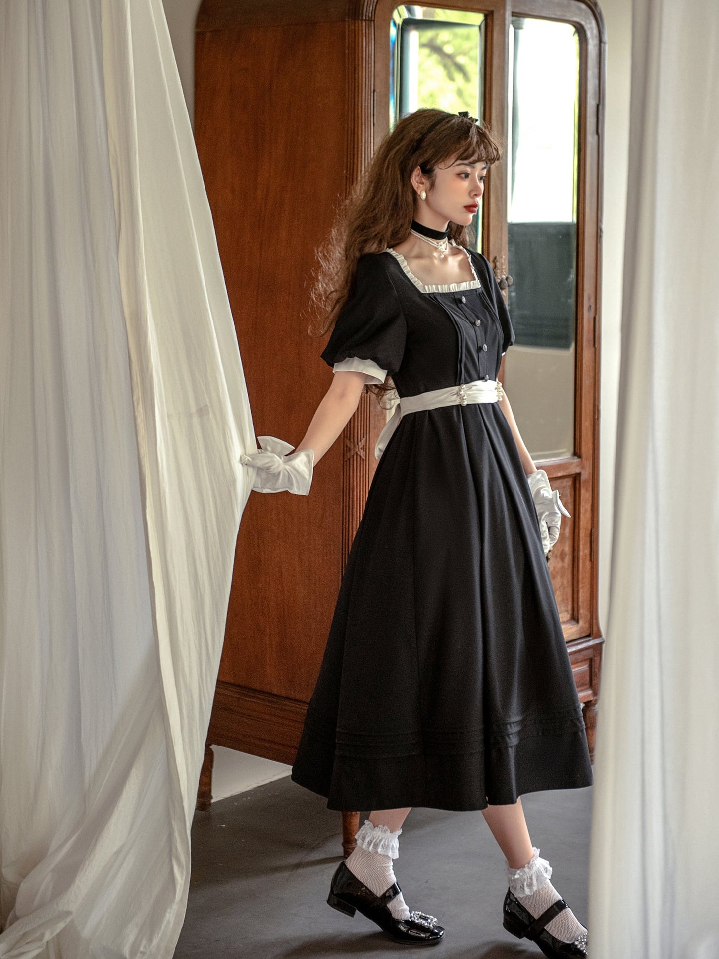 漆黒のお嬢様の文学クラシカルワンピース