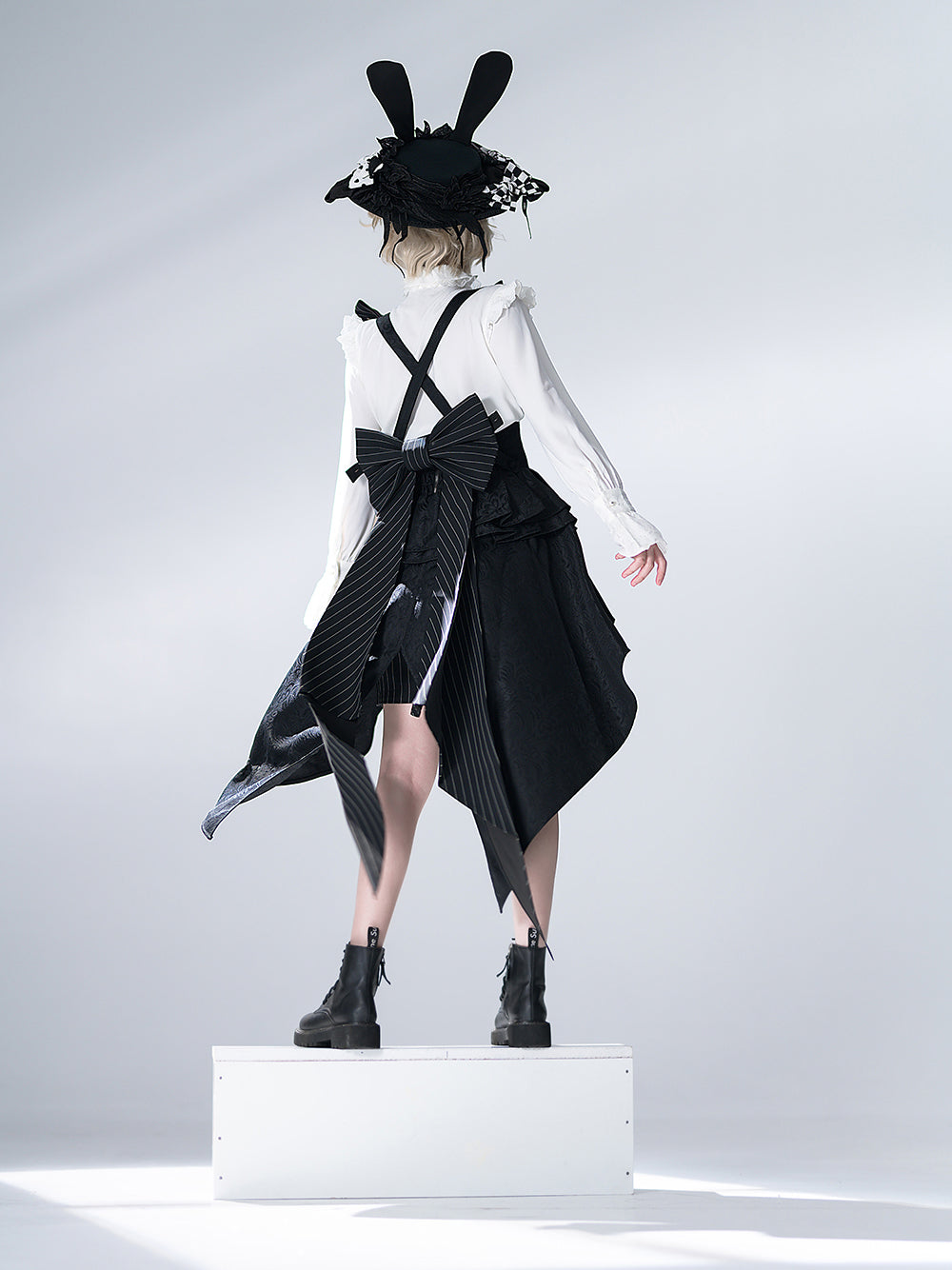 公爵騎士のジャガードコルセットと刺繍ブラウスとストライプハーフパンツとストライプバックリボンとリボンブローチと帽子[2023年7月中旬発送予定]