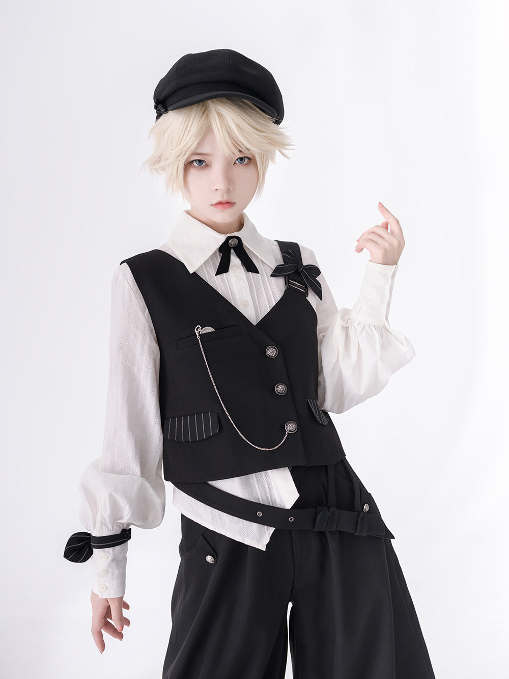 黒の執事のリボンベストとクロップドパンツとプリーツブラウス