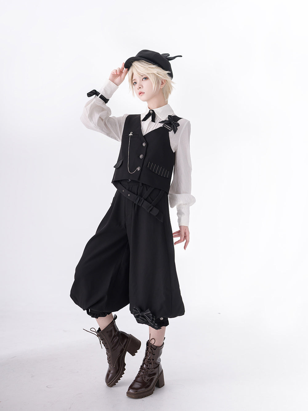黒の執事のリボンベストとクロップドパンツとプリーツブラウス