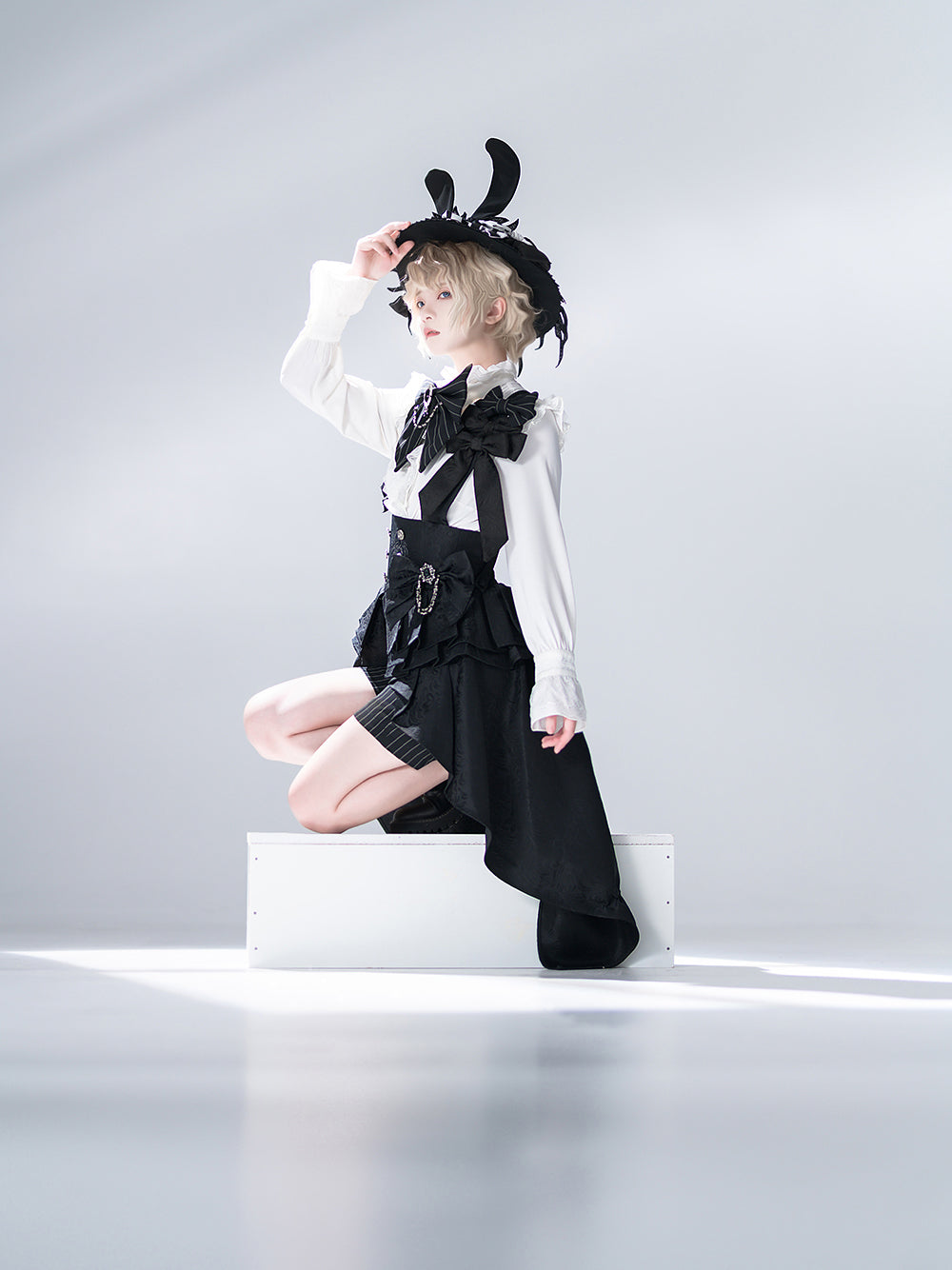 公爵騎士のジャガードコルセットと刺繍ブラウスとストライプハーフパンツとストライプバックリボンとリボンブローチと帽子[2023年7月中旬発送予定]