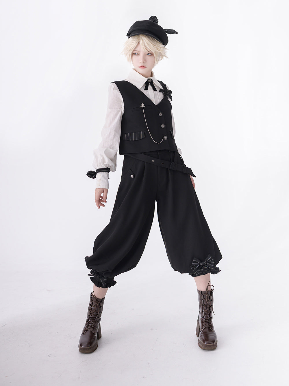 黒の執事のリボンベストとクロップドパンツとプリーツブラウス