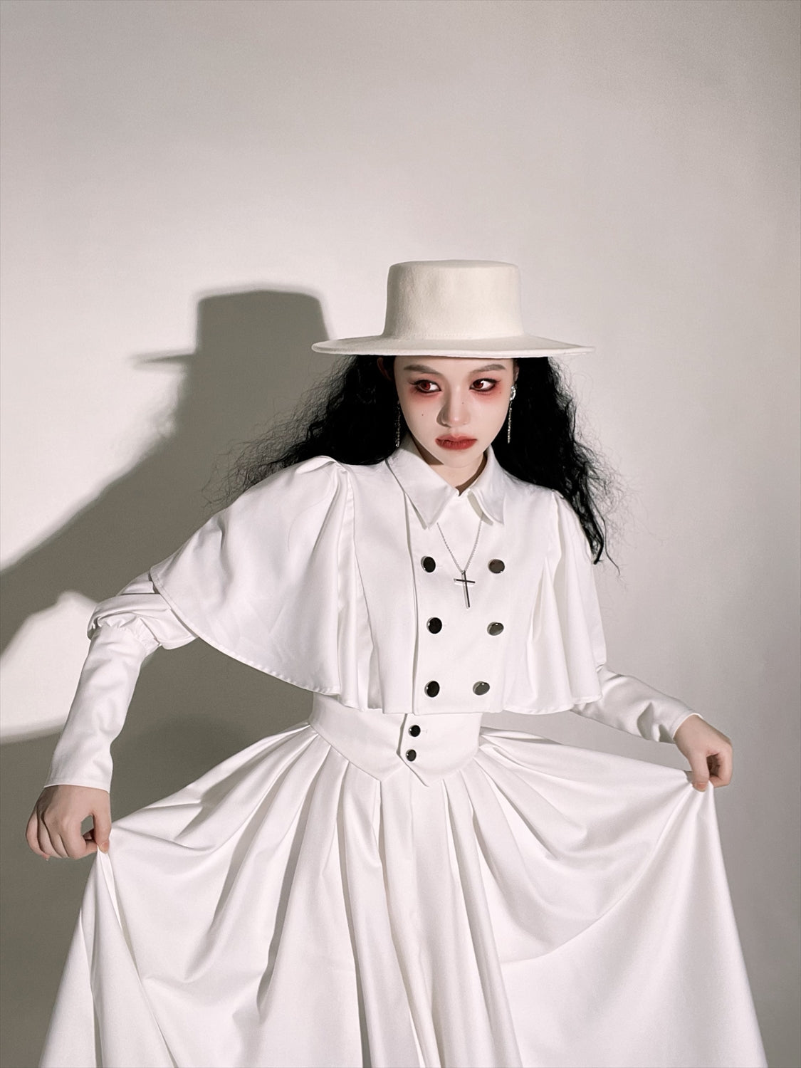 純白のお嬢様のゴシックケープ