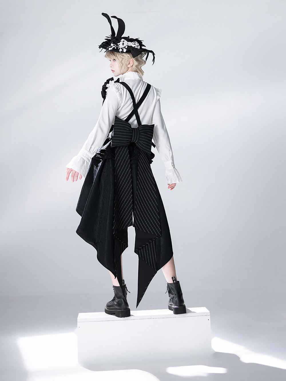 公爵騎士のジャガードコルセットと刺繍ブラウスとストライプハーフパンツとストライプバックリボンとリボンブローチと帽子[2023年7月中旬発送予定]