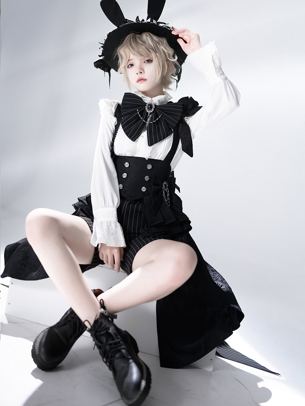 公爵騎士のジャガードコルセットと刺繍ブラウスとストライプハーフパンツとストライプバックリボンとリボンブローチと帽子[2023年7月中旬発送予定]