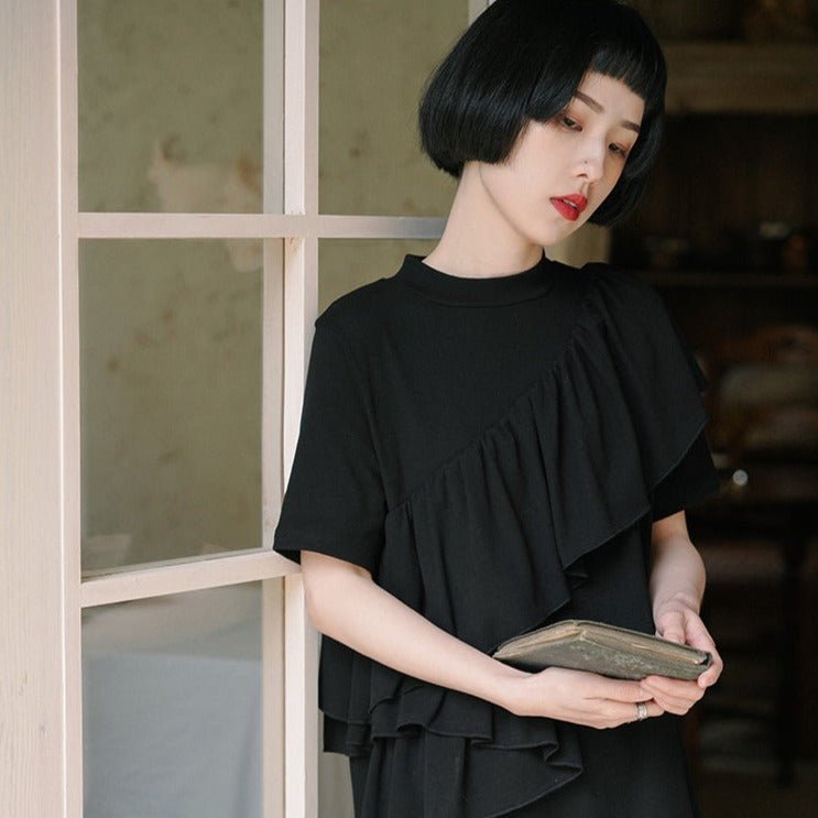 Round neck black short-sleeved dress