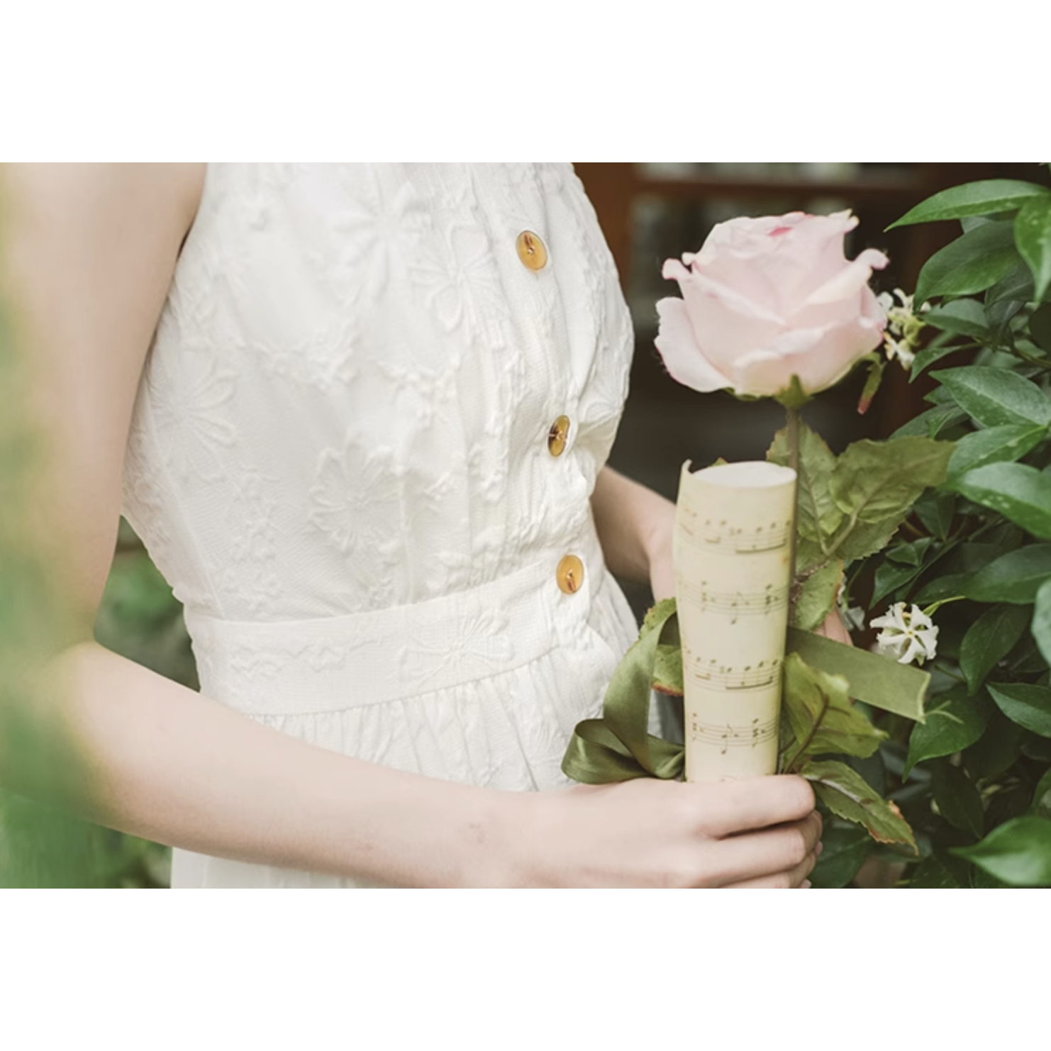 純白の花柄ジャガードノースリーブワンピース