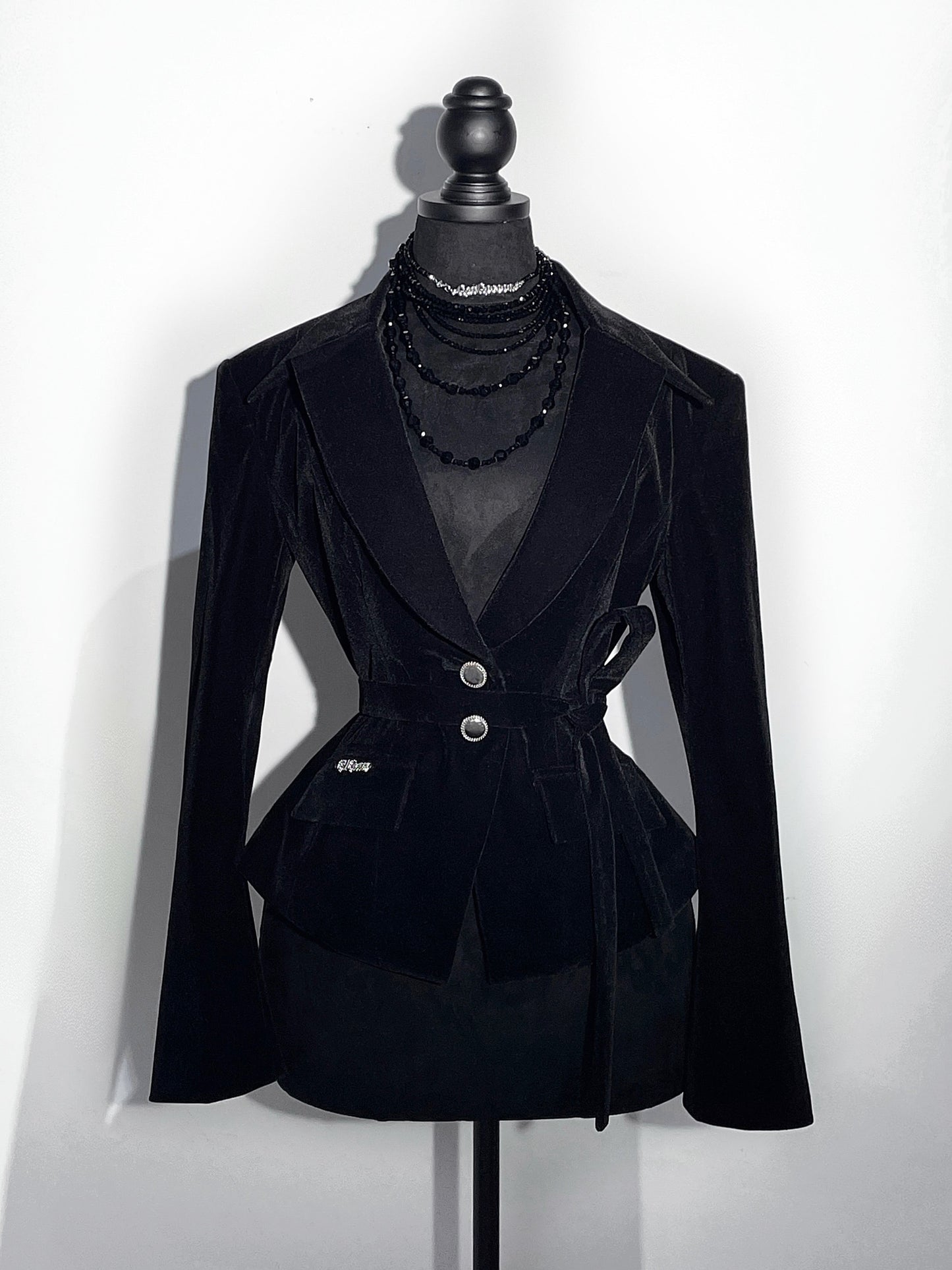 漆黒の貴婦人のベルベットジャケット